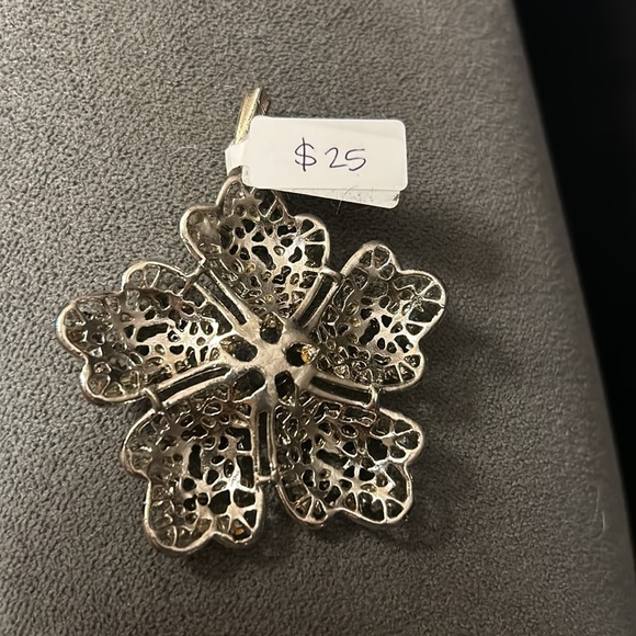 Rhinestone flower pendant - Picture 2 of 3